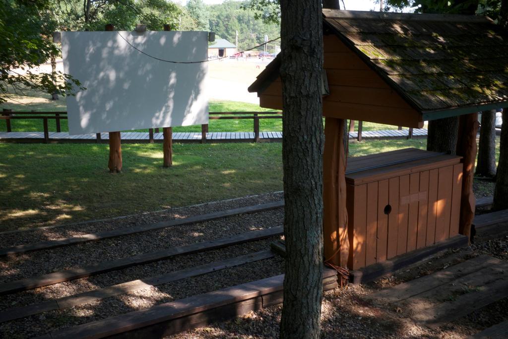 Arrowhead Camping Resort Deluxe Cabin 5 Douglas Center Exterior photo